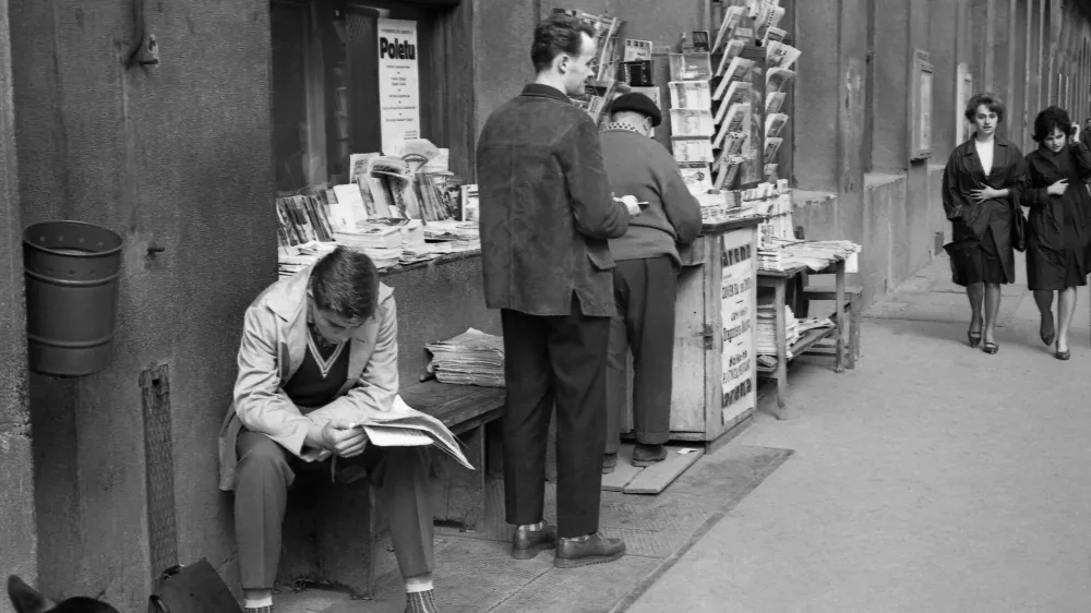 Prodajalec časopisov pred Narodno banko, 1962.