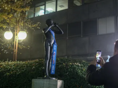 RTV Slovenija kip deček s piščalko- 27.11.2022 – Referendumi 2022 – glasovanje o treh zakonodajnih referendumih, in sicer o noveli Zakona o vladi, noveli Zakona o dolgotrajni oskrbi in noveli Zakona o Radioteleviziji Slovenija  //FOTO: Luka Cjuha