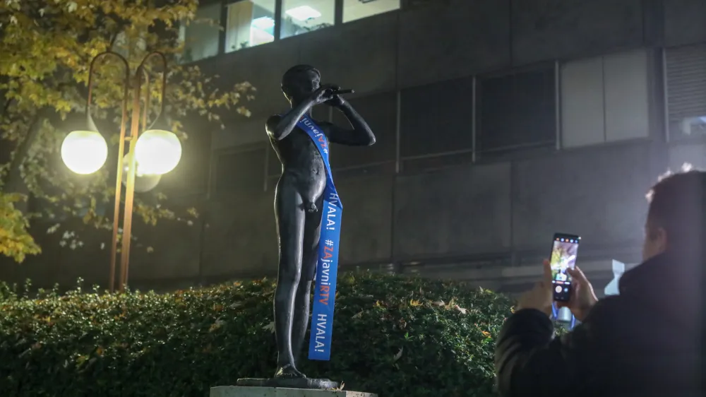 RTV Slovenija kip deček s piščalko- 27.11.2022 – Referendumi 2022 – glasovanje o treh zakonodajnih referendumih, in sicer o noveli Zakona o vladi, noveli Zakona o dolgotrajni oskrbi in noveli Zakona o Radioteleviziji Slovenija  //FOTO: Luka Cjuha