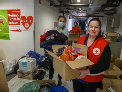 ﻿- 03.03.2022 – Logatec - Humanitarni center RKS - Rdeči križ Slovenije - zbiranje hrane in higienskih pripomočkov za begunce in prizadete iz Ukrajine – vojna v Ukrajini – osmi dan vojaške agresije Rusije na Ukrajino – humanitarna pomoč //FOTO: Luka Cjuha.