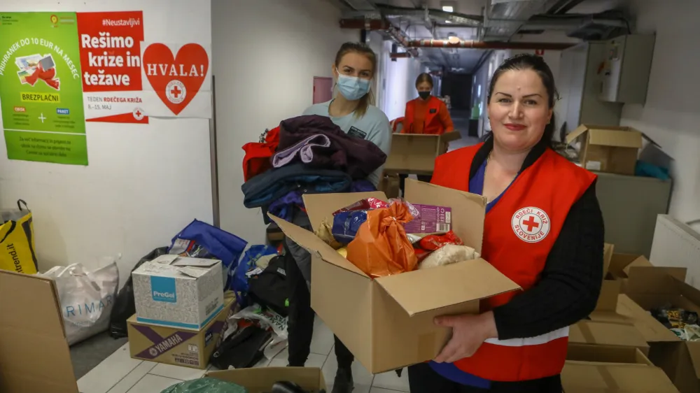 ﻿- 03.03.2022 – Logatec - Humanitarni center RKS - Rdeči križ Slovenije - zbiranje hrane in higienskih pripomočkov za begunce in prizadete iz Ukrajine – vojna v Ukrajini – osmi dan vojaške agresije Rusije na Ukrajino – humanitarna pomoč //FOTO: Luka Cjuha.