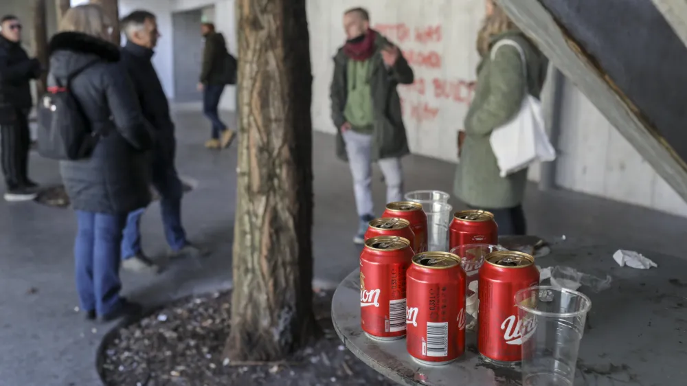 - 11.02.2023 - NEVID(e)NA LUBLANA: Pokažem ti svoje mesto - vodniki z izkušnjo brezdomstva vas popeljejo na skupno odkrivanje druge plati Ljubljane - Tura z Gašperjem ob 200. številki časopisa Kralji ulice  - brezdomci //FOTO: Jaka Gasar