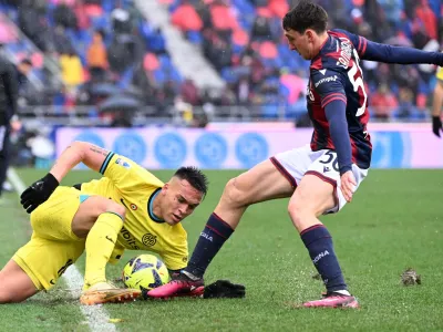 Soccer Football - Serie A - Bologna v Inter Milan - Stadio Renato Dall'Ara, Bologna, Italy - February 26, 2023 Inter Milan's Lautaro Martinez in action with Bologna's Andrea Cambiaso REUTERS/Alberto Lingria