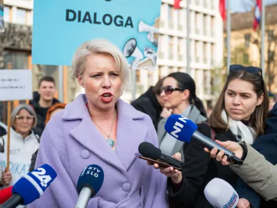 Ljubljana, Trg republike.<br>Protestni shod zaposlenih v zdravstveni negi, ki ga je pripravil Sindikat delavcev v zdravstveni negi Slovenije.<br>Predsednica DZ Urska Klakocar Zupancic.