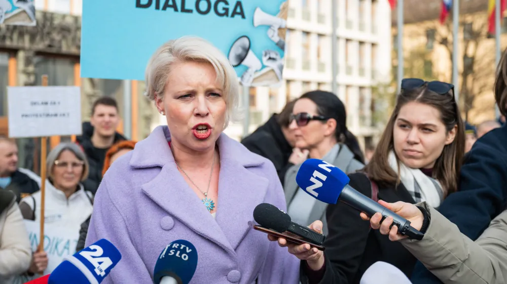 Ljubljana, Trg republike.<br>Protestni shod zaposlenih v zdravstveni negi, ki ga je pripravil Sindikat delavcev v zdravstveni negi Slovenije.<br>Predsednica DZ Urska Klakocar Zupancic.