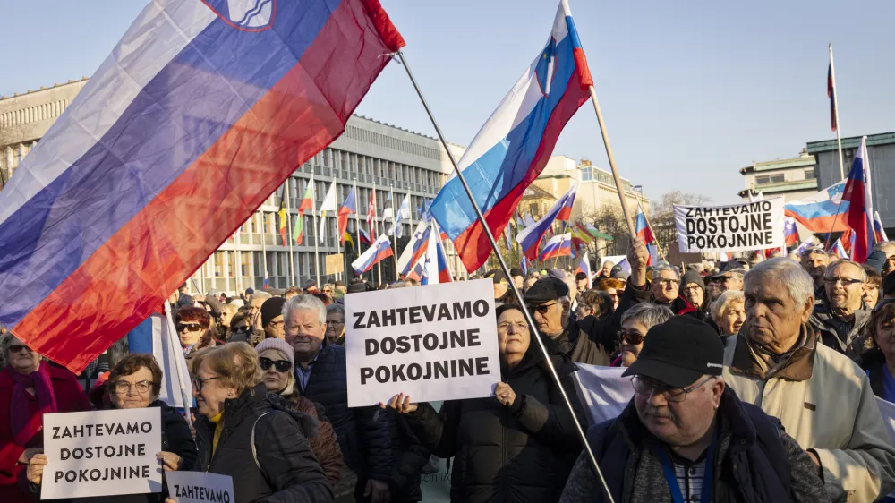 Ljubljana, Trg republike.<br>Protest upokojencev, ki ga je pripravila ljudska iniciativa Glas upokojencev Slovenije.