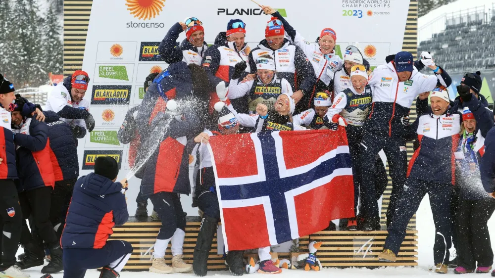 Nordic Skiing - FIS Nordic World Ski Championships - Planica, Slovenia - March 2, 2023 Norway's Tiril Udnes Weng, Astrid Oeyre Slind, Ingvild Flugstad Oestberg and Anne Kjersti Kalvaa celebrate with teammates after winning the women's team relay 4x5km REUTERS/Borut Zivulovic