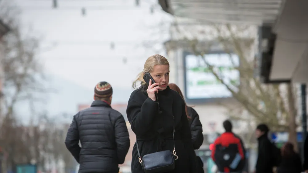 ﻿- 15.03.2016 - simbolična fotografija - telefoniranje - mobilni telefon - mobitel - klepet -..//FOTO: Maja Marko