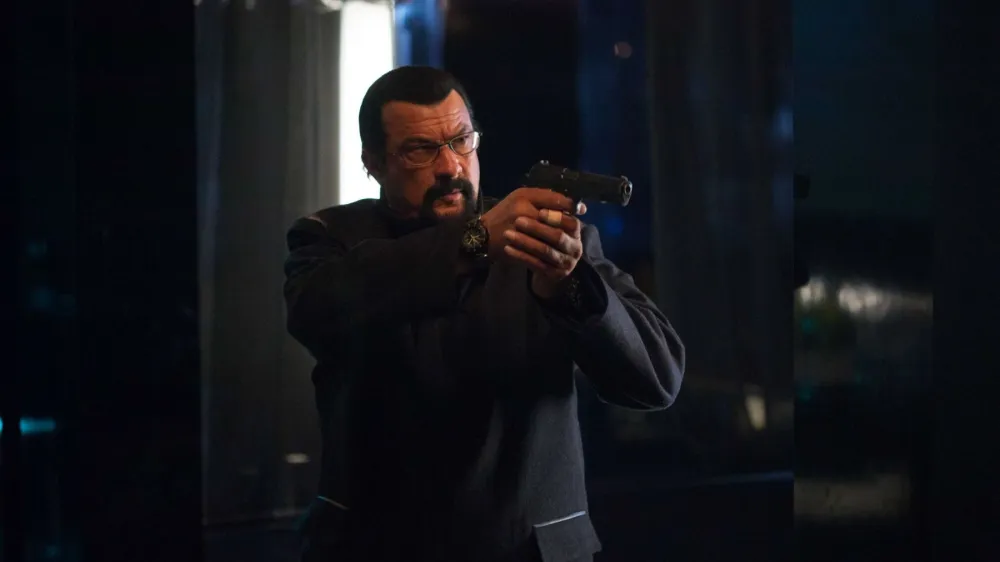 ﻿Plačanec: Odveza<br>Mercenary: Absolution, ameriška akcijska avantura, 2015. Igrata Steven Seagal, Byron Mann