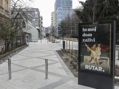 Mestna občina Ljubljana je del Čufarjeve ulice med Miklošičevo in Resljevo cesto s celovito prenovo na novo tlakovala, namestila nove klopi in pitnik ter na novo uredila male svetlobne vitrine za oglaševanje.