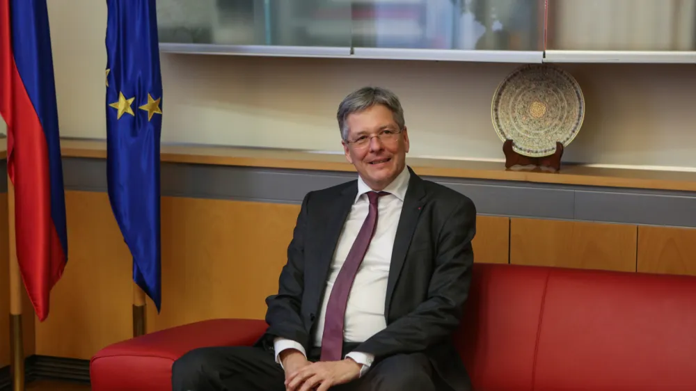 ﻿-deželni glavar avstrijske Koroške Peter Kaiser - 21.02.2017 - srečanje zunanjega ministra Karla Erjavca z deželnim glavarjem avstrijske Koroške Petrom Kaiserjem glede osnutka nove ustave avstrijske Koroške, ki kot deželni jezik po novem omenja zgolj nemščino    //FOTO: Luka Cjuha