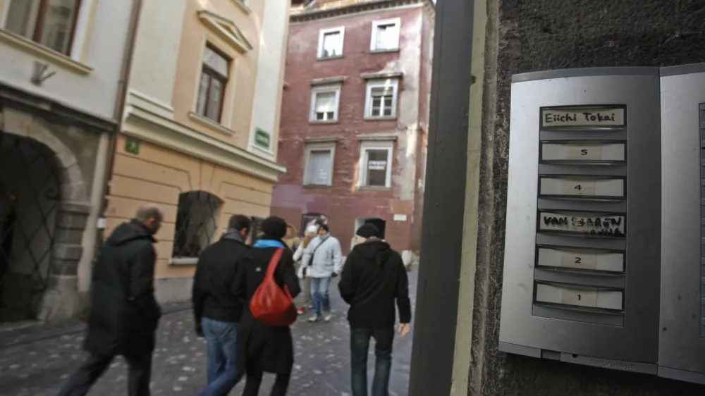 domofon<br><br><br>- Stara Ljubljana - stanovanja - ponudba nepremičnin v Ljubljani - //FOTO: Bojan Velikonja