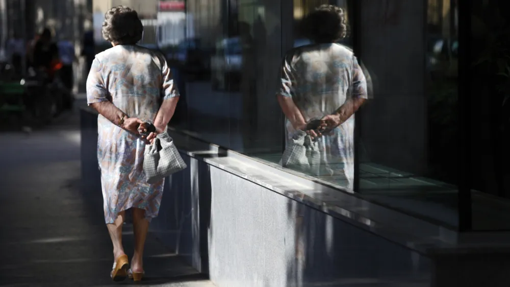 - Ilustrativna fotografija,starej&scaron;i občani, upokojenci, pokojnina, pokojninska reforma- ZPIZ (Zavod za pokojninsko in invalidsko zavarovanje Slovenije)//FOTO: Luka CjuhaOPOMBA: ZA OBJAVO V ČASOPISU DNEVNIK