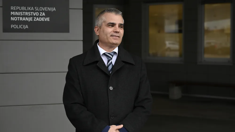 Novi vršilec dolžnosti generalnega direktorja policije Senad Jušić je pred tem služboval v službi generalnega direktorja policije in v času epidemije sodeloval tudi v operativnem štabu generalne policijske uprave, na račun katerega je prejel nekatere sporne dodatke.