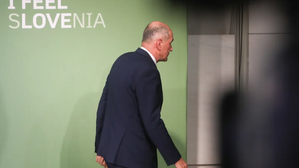 Predsednik SDS Janez Janša je vladi zaradi ukinitve muzeja osamosvojitve in urada za demografijo očital protislovenstvo.