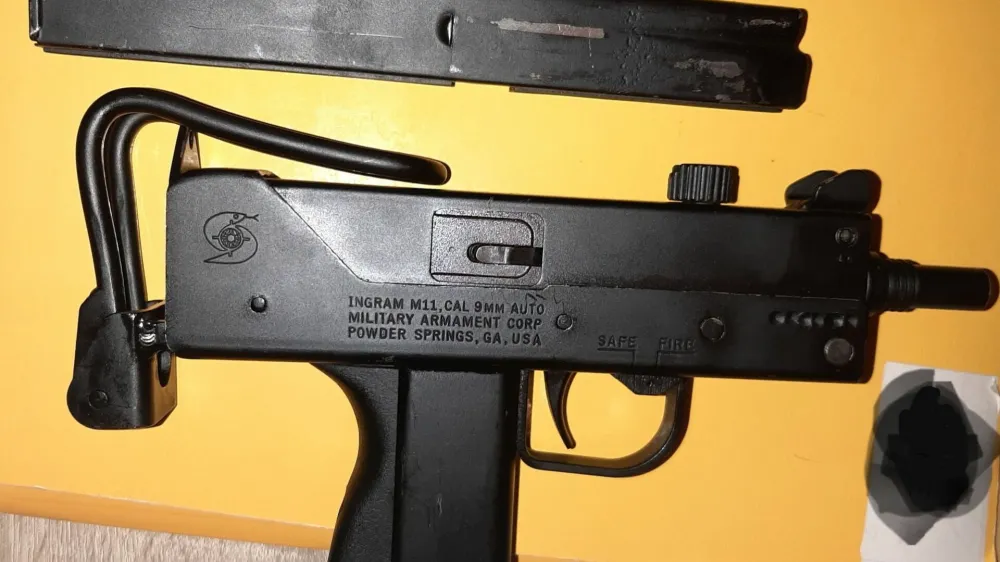 Policisti so zasegli avtomatsko pištolo znamke Ingram, kalibra 9 mm.