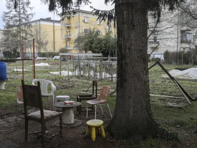 Stanovalci Fondovih blokov pričakujejo, da bo po pravnomočni razsodbi višjega sodišča družba BŠP umaknila gradbeno ograjo okoli zemljišča med Plečnikovim stadionom in Koroško ulico.