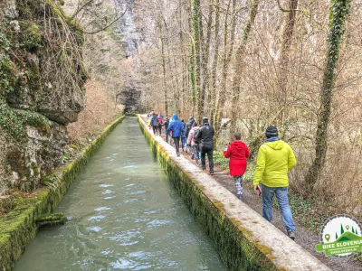 SPREHOD MED TREMI REKAMI PLANINSKEGA POLJA Obeležujemo Mednarodni dan turističnih vodnikov