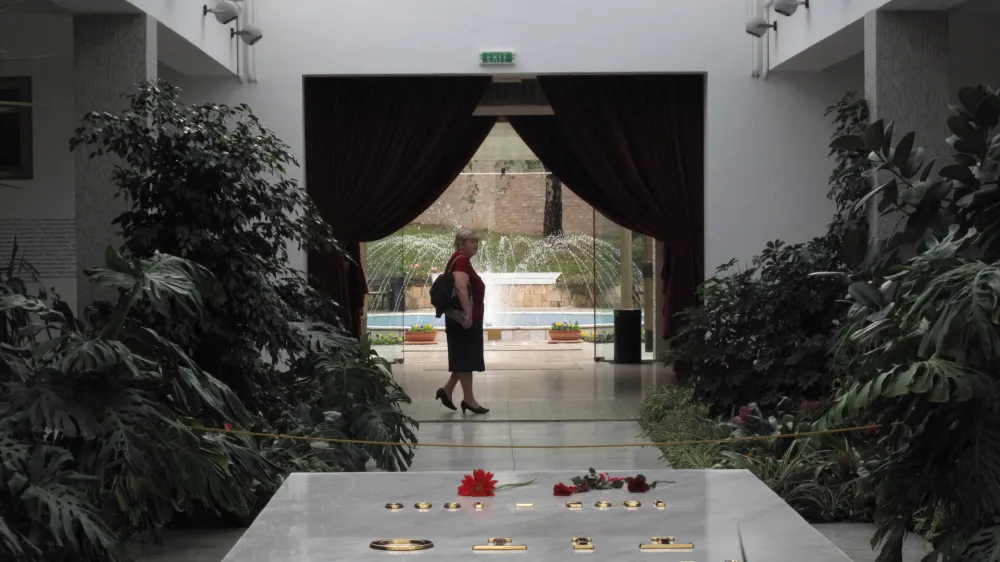 ﻿grob Josip Broz - TITO<br><br><br>- 3.11.2013 BEOGRAD - Hiša cvetja - mavzolej nekdanjega predsednika SFRJ Josipa Broza Tita na Dedinjah kjer so 26.10.2013 pokopali Jovanko Broz,<br><br> <br> //FOTO: Luka Cjuha