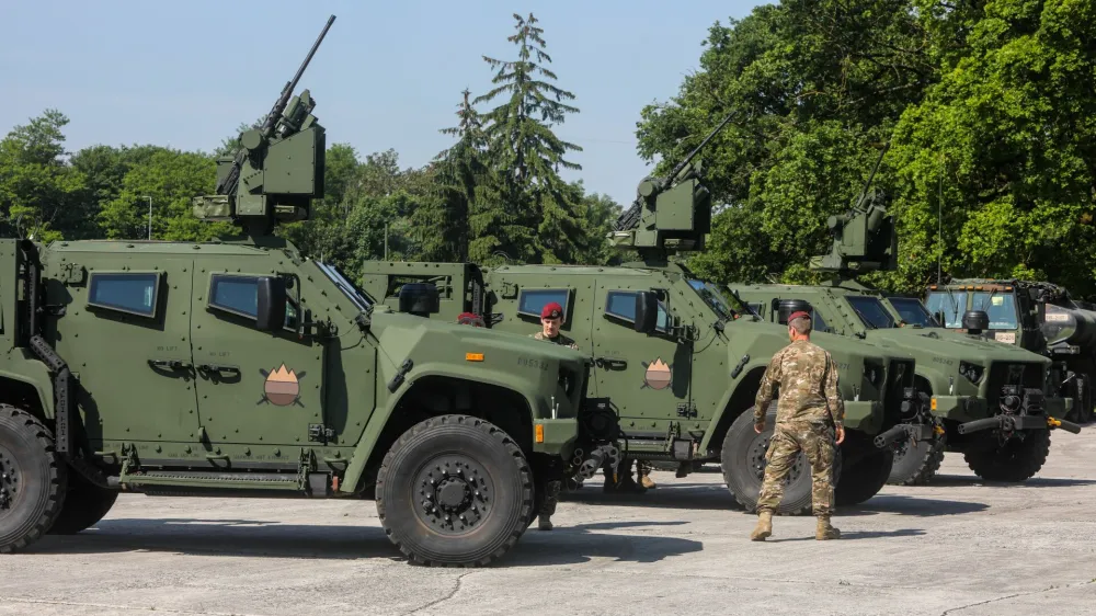 - lahko oklepno vozilo SV LKOV 4x4, proizvajalca Oshkosh Defense.<br><br><br>- 05.06.2021 - Vojanica Edvarda Peperka v Ljubljani - Slovenska vojska (SV) - predstavitev novih 38 lahkih kolesno oklepnih vozil LKOV 4x4 z integrirano oboroitveno postajo M153 Kongsberg.<br> <br>//FOTO: Bojan Velikonja