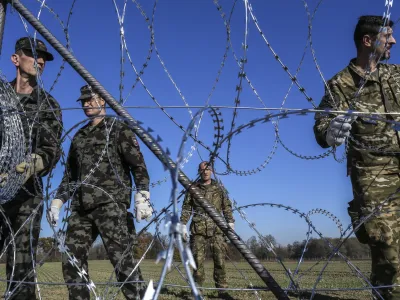 ﻿- 11.11.2015 - Gibina v Občini Razkrižje ob reki Muri - slovenska vojska je na meji s Hrvaško začela postavljati prve tehnične ovire oziroma žičnato ograjo, ki bo usmerjala prebežnike proti nadzornim vstopnim točkam - začasna usmerjevalna in varovana žičnata ograja - schengensko območje   - Begunci 2015 - migracije po zahodni balkanski poti - migracijska pot beguncev iz Sirije, Afganistana in Iraka čez Balkan proti zahodni Evropi - evropska begunska kriza - migranti   //FOTO: Jaka Gasar
