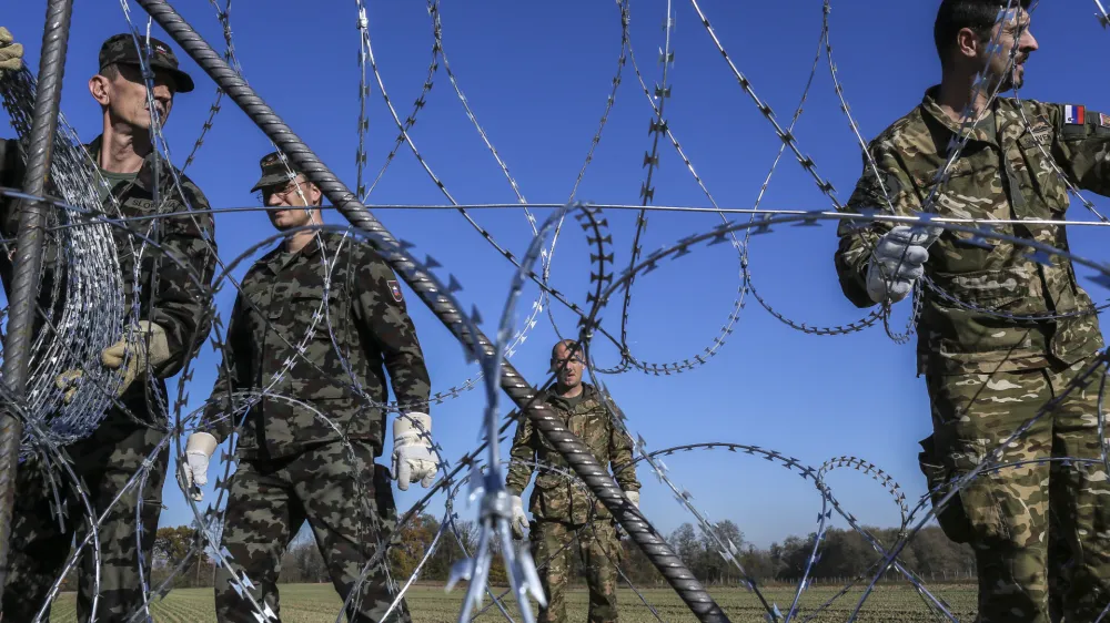 ﻿- 11.11.2015 - Gibina v Občini Razkrižje ob reki Muri - slovenska vojska je na meji s Hrvaško začela postavljati prve tehnične ovire oziroma žičnato ograjo, ki bo usmerjala prebežnike proti nadzornim vstopnim točkam - začasna usmerjevalna in varovana žičnata ograja - schengensko območje   - Begunci 2015 - migracije po zahodni balkanski poti - migracijska pot beguncev iz Sirije, Afganistana in Iraka čez Balkan proti zahodni Evropi - evropska begunska kriza - migranti   //FOTO: Jaka Gasar