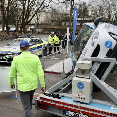 Pravi pomen pripetosti se pokaže ob hujših prometnih nesrečah. V praksi lahko to neboleče preizkusite z obračalnikom. Foto: Jaka Gasar