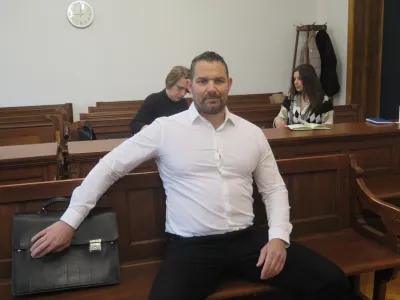 Rok Snežič je pred dnevi na mariborsko sodišče prišel v vlogi obtoženca, v vlogi zasebnega tožnika, ki preganja ministra Luko Mesca, pa včeraj na sodišče ni prišel. 