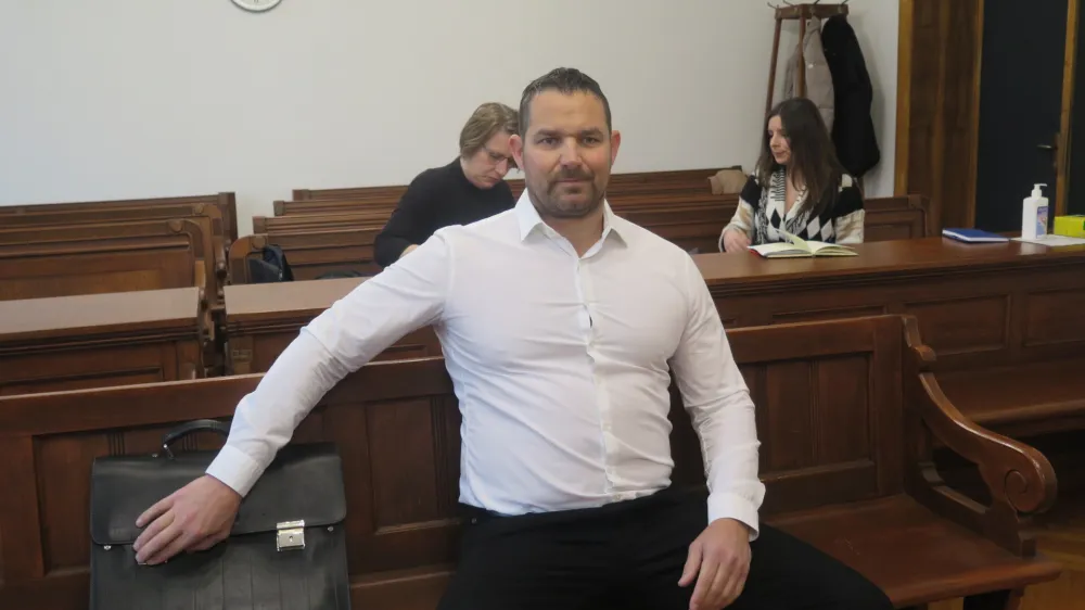 Rok Snežič je pred dnevi na mariborsko sodišče prišel v vlogi obtoženca, v vlogi zasebnega tožnika, ki preganja ministra Luko Mesca, pa včeraj na sodišče ni prišel. 