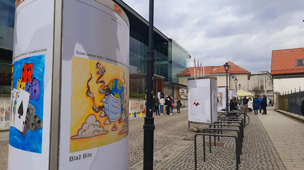 Kranjski srednješolci so z risbami predstavili svoj pogled na tematiko zasvojenosti in pomen preventivnega delovanja.