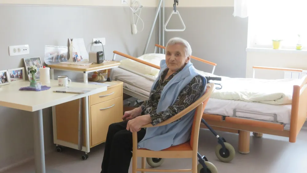 93-letna Marija Peteh iz Adlešičev se zelo dobro počuti v svoji novi sobi z lastno kopalnico, čeprav skromno pravi, da je bilo lepo že prej.