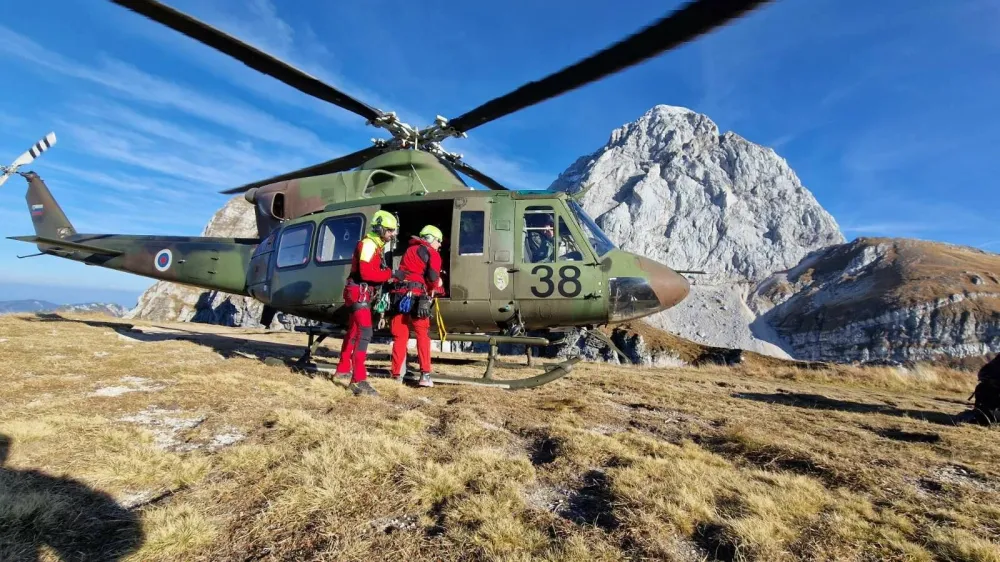 Gorska reševalna zveza Slovenije ima zaenkrat v lasti le en dron, v postopku nabave sta še dva visokotehnološka drona, vsi pa so namenjeni iskanju pogrešanih oseb podnevi in ponoči. 