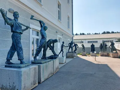 Kipi iz parka protokolarnega objekta na Brdu so trenutno na ogled pred depojskim objektom Muzeja novej&scaron;e zgodovine v Parku voja&scaron;ke zgodovine Pivka.&nbsp;F Park voja&scaron;ke zgodovine Pivka 