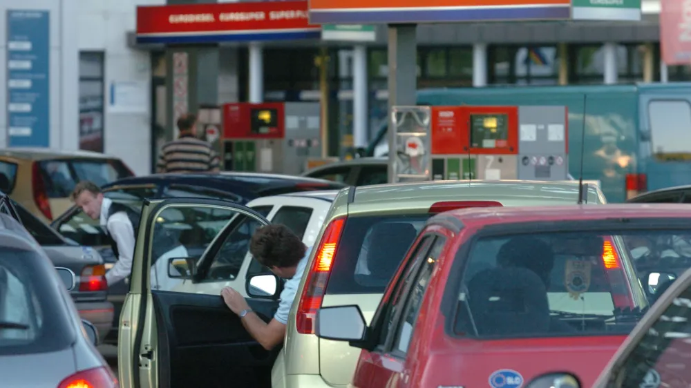 V času reguliranih cen naftnih derivatov, ki jih je država postavila nižje kot v sosednjih državah, so se prodane količine povečale za kar 36 odstotkov. 