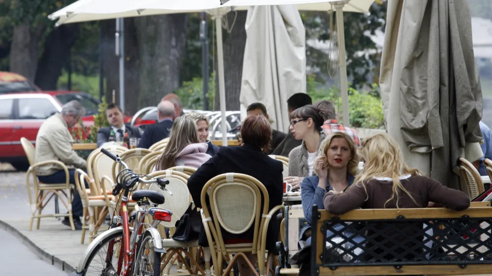 Promenada - gostinski vrt - gostinski lokal na tako imenovani ljubljanski plaži ob Ljubljanici - //FOTO: Luka CjuhaOPOMBA: ZA OBJAVO V ČASOPISU DNEVNIK