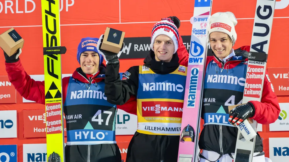 Stefan Kraft (levo) in Halvor Egner Granerud (v sredini) sta bila v torek razred zase v Lillehammerju. Manuelu Fettnerju (desno) je uspel odličen finalni skok.&nbsp;