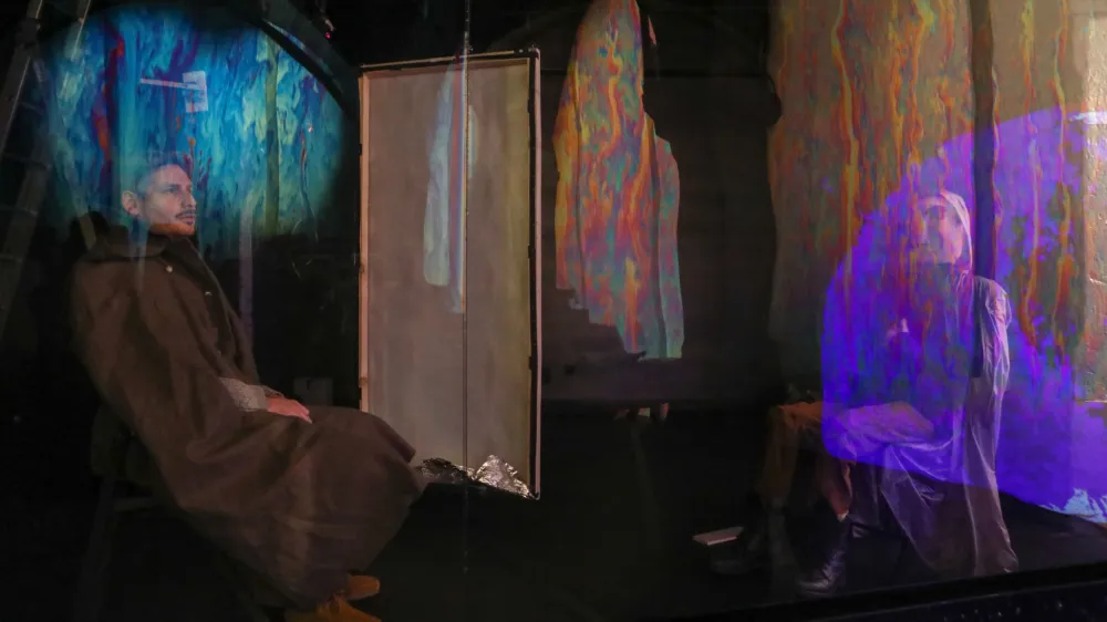 09.12.2022 - režiser Marko Čeh v Gledališču Glej pripravlja predstavo Soap Opera, katere glavni scenografski element bo stena iz milniceFoto: Luka Cjuha