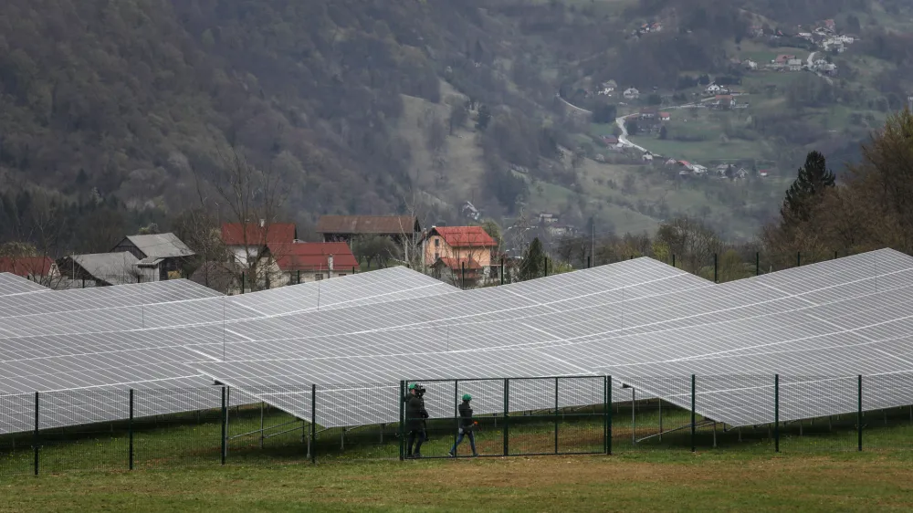 - 08.04.2022 &ndash; Holding Slovenske elektrarne HSE Sonce &ndash; Sončna elektrarna Prapretno pri Hrastniku, otvoritev največje sončne elektrarne v Sloveniji //FOTO: Luka Cjuha