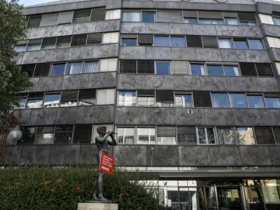 - simbol RTV - Deček s piščalko – Pastirček z zakritimi očmi – napis IGRATI MORAM MELODIJO SKLADATELJA IVANA J. JANŠE - #DOVOLJJ<br> <br>- 21.09.2022 - akcija v podporo novinarkam in novinarjem ter ostalim sodelavcem javne RTV Slovenije, ki jo je izvedel Mladi forum Socialnih demokratov, <br> <br>//FOTO: Luka Cjuha<br>