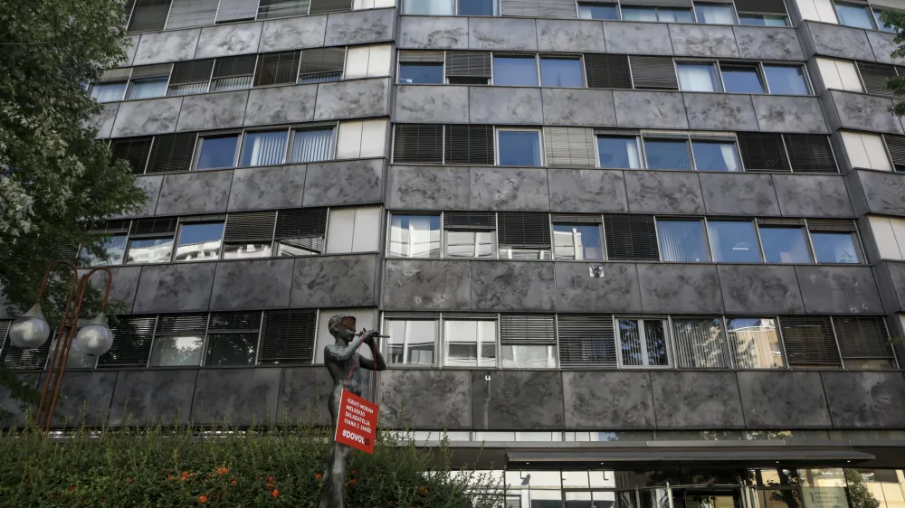 - simbol RTV - Deček s piščalko – Pastirček z zakritimi očmi – napis IGRATI MORAM MELODIJO SKLADATELJA IVANA J. JANŠE - #DOVOLJJ<br> <br>- 21.09.2022 - akcija v podporo novinarkam in novinarjem ter ostalim sodelavcem javne RTV Slovenije, ki jo je izvedel Mladi forum Socialnih demokratov, <br> <br>//FOTO: Luka Cjuha<br>