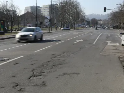 Linhartovo cesto, ki je že več let v izjemno slabem stanju, naj bi ljubljanska občina letos vendarle začela prenavljati. 