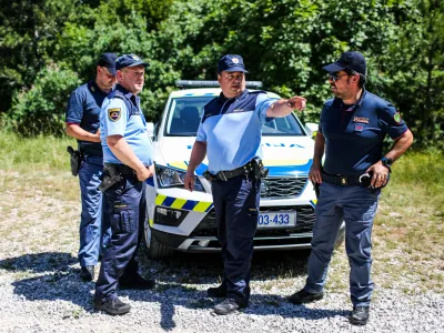 - slovensko-italijanska policijska patrulja &ndash; policija - 01.07.2019 &ndash; Sežana - nekdanji mejni prehod Lipica - Slovensko-italijansko mejo začeli nadzorovati me&scaron;ane slovensko-italijanske policijske patrulje s ciljem zaustaviti nezakonite prehode meja //FOTO: Bojan Velikonja