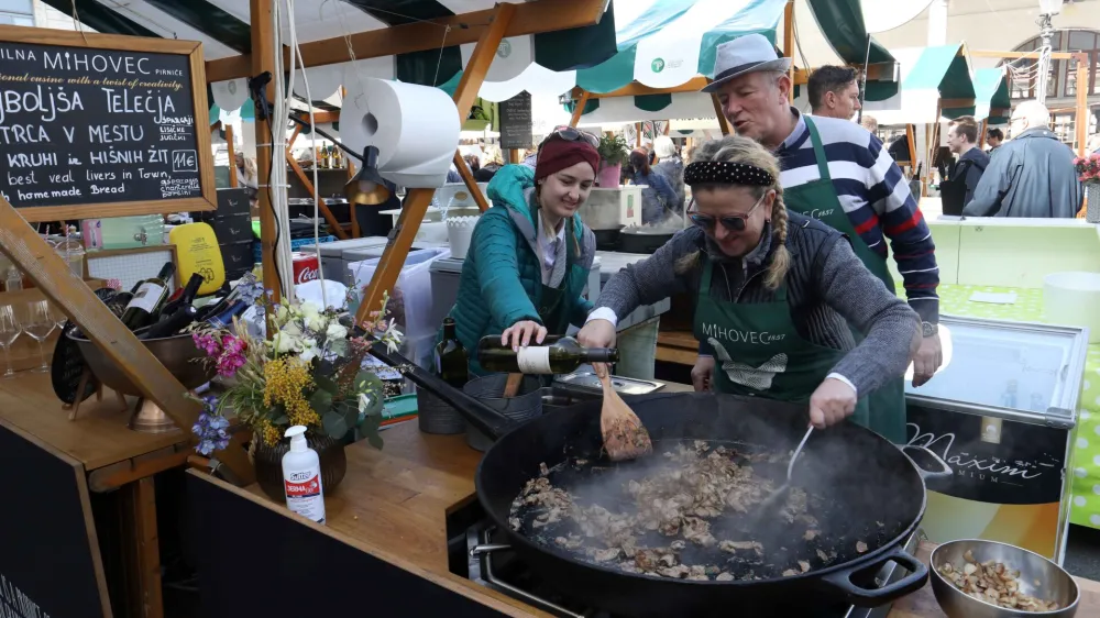 Gostilna Mihovec<br><br>- 17.03.2023 - otvoritev nove sezone Odprta kuhna v Ljubljani, Pogačarjev trg - kulinarični projekt na prostem, ki združuje gostinsko ponudbo iz cele Slovenije - kulinarika - gastronomija - gurmanska kulinarična tržnica – ulična prehrana -<br><br>//FOTO: Tomaž Skale<br>
