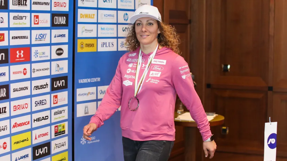 alpska smučarka Ilka &Scaron;tuhec&nbsp;- 20.03.2023 - novinarska konferenca alpske smučarke Ilke &Scaron;tuhec in&nbsp;glavne trenerke ter vodje ekipe Darje Črnko po uspe&scaron;no končani sezoni, v kateri je Ilka dvakrat zmagala, &scaron;tirikrat stala na zmagovalnem odru in osvojila srebrno medaljo v skupnem se&scaron;tevku svetovnega pokala v smuku;&nbsp;//FOTO: Bojan Velikonja