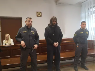 FOTO: Sebastien Abramov je doslej kazenske obravnave spremljal molče in brez pripomb, večkrat je sodno dvorano tudi predčasno zapustil, včeraj pa mu sodnica tega ni dovolila. Foto Mojca Marot