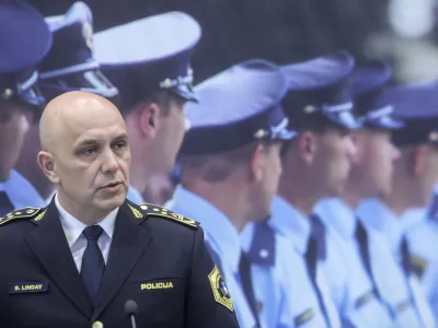 Policija je nezaželene vodilne policiste v času Janševe vlade pošiljala v Tacen, pod Golobom pa jih razseljuje po državi. Boštjan Lindav je bil pod Janšo v Tacnu, pod Golobom pa bo služboval v Škofji Loki.