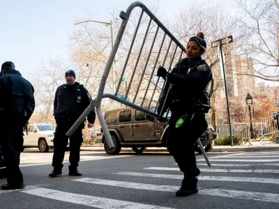 Police officers set up barricades outside Manhattan criminal court as Manhattan District Attorney Alvin Bragg continues his investigation into former U.S. President Donald Trump, in New York City, U.S., March 20, 2023. REUTERS/David Dee Delgado