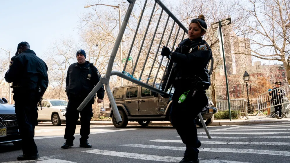 Police officers set up barricades outside Manhattan criminal court as Manhattan District Attorney Alvin Bragg continues his investigation into former U.S. President Donald Trump, in New York City, U.S., March 20, 2023. REUTERS/David Dee Delgado