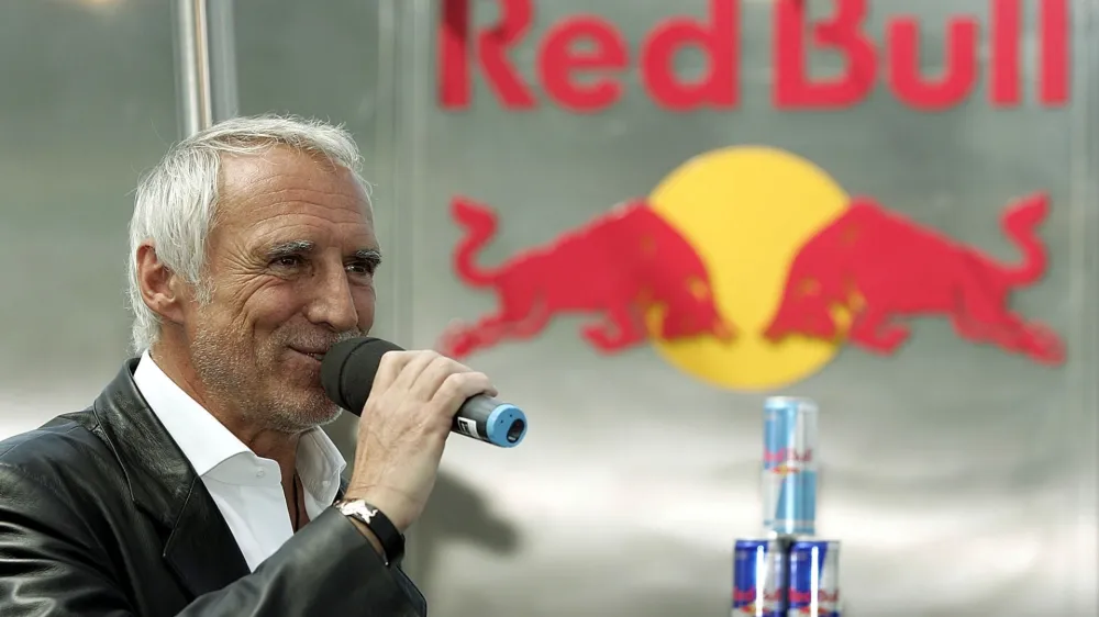 ARCHIV: Der Gruender des Konzerns Red Bull, Dietrich Mateschitz, spricht bei der Praesentation von Red Bull Salzburg im Hangar 7 des Flughafens Salzburg (Foto vom 13.06.05). Mateschitz ist ein gesellschaftliches und wirtschaftliches Phaenomen. Einerseits gilt der 68 Jahre alte Oesterreicher als konservativer Mensch, andererseits steckt er voller unkonventioneller Geschaeftsideen. Sein Ende der 1980er Jahre gegruendeter Konzern Red Bull ist laengst mehr als der groesste Energydrink-Hersteller der Welt; er ist einer der groessten Sportkonzerne der Welt. Nun moechte Red Bull kuenftig auch dem in der oeffentlichen Wahrnehmung darbenden deutschen Eishockey Fluegel verleihen. (zu dapd-Text)<br>Foto: Andreas Schaad/AP/dapd