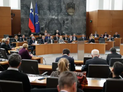 Ljubljana, DZ.<br>Zacetek redne seje DZ s poslanskimi vprasanji predsedniku vlade Robertu Golobu in ministrski ekipi.